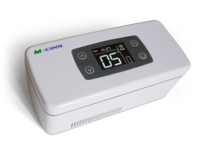 Портативный мини-холодильник M-Cool M6 Мини-холодильник M-Cool M6 предназначен для хранения и транспортировки инсулинов, пептидов, гормонов, вакцин, иммуноголобулинов и других термочувствительных медикаментов.
При использовании 1-й аккумуляторной батареи, входящей в комплект поставки, прибор автоматически поддерживает температуру от +2 до +8 oС не менее 6 часов, без необходимости подключения к электросети (при температуре окр. среды +20oС).
При использовании внешней батареи - не менее 12 часов.
